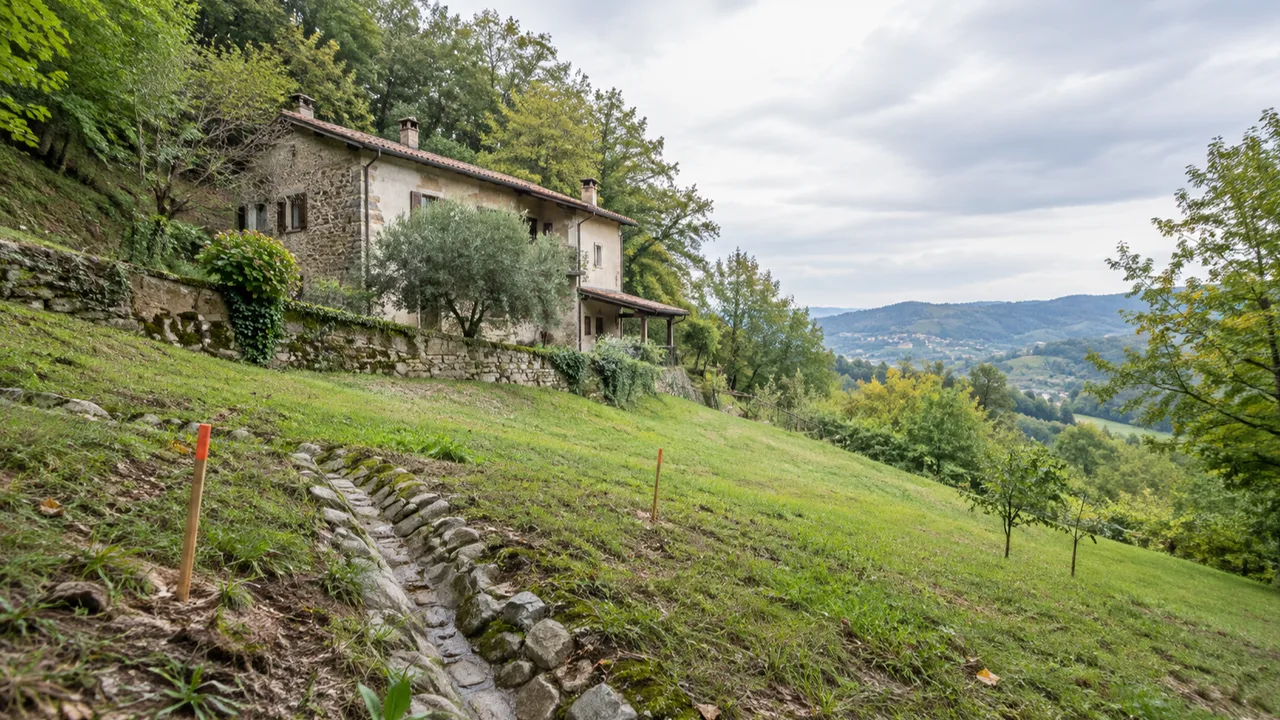 Terreno in pendenza con bosco e casa rurale in Piemonte, soggetto a vincolo paesaggistico e idrogeologico