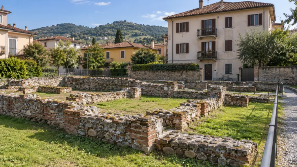 Resti archeologici tutelati accanto a edifici residenziali in un centro abitato del Piemonte